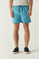 Short de baño estampado con cintura elástica ajustable con cordón, dos bolsillos laterales y uno trasero. Confeccionado en tela ligera de secado rápido y logo bordado.