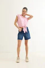 Camisa celeste con cuello, abotonada al frente y mangas cortas.