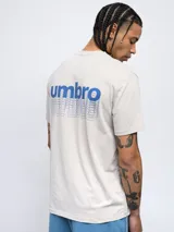 Remera de mangas cortas color gris claro con logo de la marca Umbro estampado en el pecho.