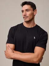 Remera azul marino de algodón con cuello redondo y logo bordado en el pecho.