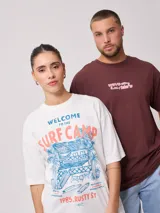 Remera marrón de hombre con estampado delantero y trasero.