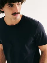 Remera azul marino de corte slim y mangas cortas.