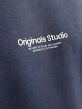 Buzo azul marino de manga larga y cuello redondo, con estampado frontal que dice "Originals Studio brought to you by Jack&Jones designed in Copenhagen".