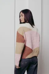 Suéter de punto con diseño geométrico en tonos rosa, beige y marrón, con detalles de lentejuelas.