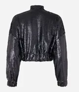 Campera bomber cropped de lentejuelas negras, con cuello tradicional, cierre delantero por cremallera y mangas largas.