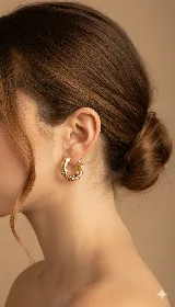 Aros tipo argolla dorados con textura irregular.