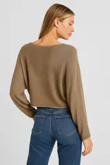 Sweater rosado de algodón, de punto liso, corte holgado y cuello bote.