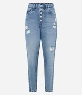 Pantalón mom jeans celeste con cintura alta, trabillas, cierre con botones, bolsillos y deshilachados.