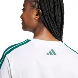 Remera blanca de Adidas con logo Adidas sportswear en verde y las tres tiras características de la marca en verde en los hombros.