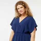 Vestido largo azul marino de punto elástico, con escote en V, mangas cortas y corte evasé.