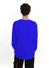 Remera azul de manga larga confeccionada en algodón, con parche cuadrado en el pecho con un diseño de un atardecer.