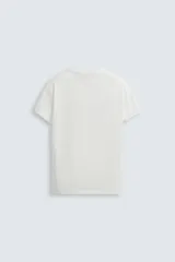 Camiseta azul oscuro de corte slim fit con mangas cortas y cuello redondo.