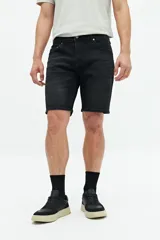 Bermuda de jean negra, corte regular, con cinco bolsillos y presillas para cinturón.