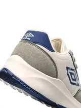 Championes urbanos Umbro modelo Volcan II, color gris y beige con detalles en azul.