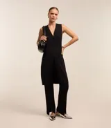 Pantalón recto negro de viscosa con cintura elástica y textura acanalada.