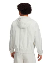 Campera deportiva color gris claro, con capucha y cierre frontal.