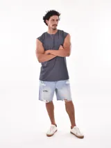 Musculosa gris con estampado frontal con la palabra "Paradise" en verde.