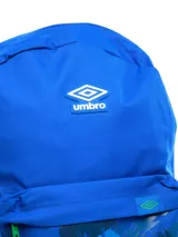 Mochila Umbro negra con detalles en rojo y estampado del logo en el bolsillo frontal. Tiene un compartimento principal con cierre, un bolsillo frontal con cierre, dos bolsillos laterales de malla y correas ajustables para los hombros.