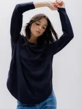 Sweater azul marino de punto con textura horizontal, cuello redondo y mangas largas.