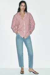 Camisa de manga larga con cuello solapa y cierre frontal con botones.