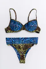 Conjunto de bikini con estampado animal print de cebra en tonos azul, amarillo y marrón. El corpiño es de corte clásico con breteles y la bombacha es de tiro alto.