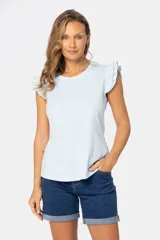 Remera color beige con estampado floral y volados en las mangas.