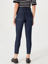 Pantalón de jean azul oscuro de tiro medio y corte skinny.