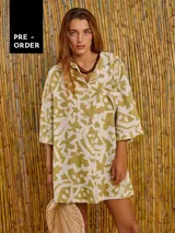 Camisa oversize con estampado abstracto en tonos verde oliva y blanco, de manga 3/4 y cuello camisero.