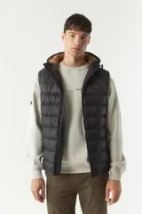 Chaleco de nylon negro con capucha ajustable y bolsillos laterales con cierre.
