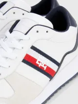Zapatillas Tommy Hilfiger blancas con detalles en azul marino y rojo.