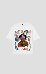 Remera blanca de algodón con estampado de Freddy Krueger y otros elementos de la película "Pesadilla en Elm Street". Corte oversize y cuello redondo.
