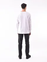 Remera blanca de manga larga con cuello redondo y corte regular.