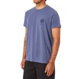 Remera azul con estampado pequeño en el pecho de un logo con forma de flor y texto. Corte clásico y cuello redondo.