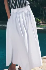 Falda midi de popelina blanca con cintura elastizada y corte evasé.