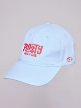 Gorra con visera color celeste con logo bordado de Rusty Beach Club en rojo.