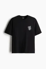 Remera negra de corte holgado con estampado blanco en el pecho.