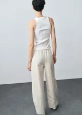 Musculosa blanca de algodón con textura acanalada, cuello redondo y corte ajustado.