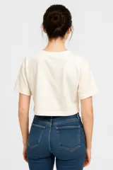 Remera blanca cropped de algodón con cuello redondo y bordado con texto en azul.