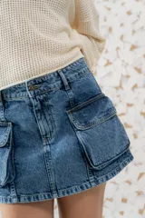 Minifalda de jean azul con bolsillos cargo frontales.