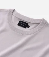 Suéter de viscosa color gris claro, de corte clásico, con cuello redondo y mangas largas.