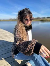 Polerón marrón con estampado animal print de leopardo, puños y cuello negros.