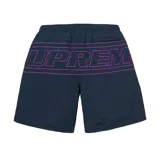 Short de baño azul con cintura elástica y logo grande en color fucsia en ambas piernas.
