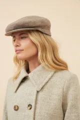 Boina marrón de lana fina uruguaya 100% natural sin teñir, con visera.