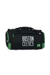Bolso deportivo tipo duffel bag, color negro, con detalles en verde en los laterales. Presenta el texto "BOSTON CELTICS" en blanco en el centro y el logo de la NBA y el escudo de los Boston Celtics en los extremos.