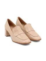 Zapato marrón de cuero con taco cuadrado de madera y detalle de cuero texturizado en la parte delantera.
