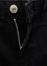 Short de jean negro con tiro alto, corte recto, cinco bolsillos y cierre frontal con cremallera y botón.