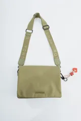 Bandolera color verde militar, con correa ancha de tela con el nombre de la marca estampado.