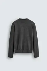 Sudadera gris oscuro de corte relaxed fit, con cuello redondo, manga larga y efecto lavado.