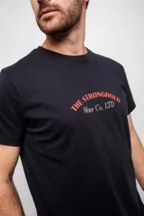 Remera negra de manga corta con estampado frontal con la frase "The Stronghold Motor Co. LTD" en color rojo.