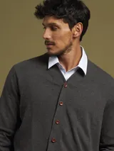 Cardigan azul con botones, de tejido suave y corte clásico.